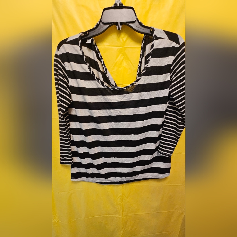 AMERICAN EAGLE OUTFITTERS Women's black & white stripe shirt S